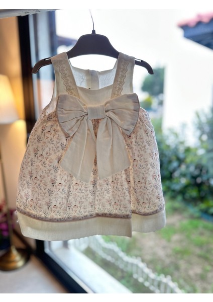 Kız Bebek Bej Elbise – Fiyonk Detaylı ve Çiçek Desenli Zarif Tasarım! fiyatları