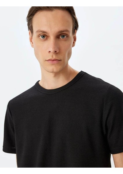 Kısa Kollu Etiket Detaylı Waffle Dokulu Siyah Erkek T-Shirt 5SAM10022HK fırsatları