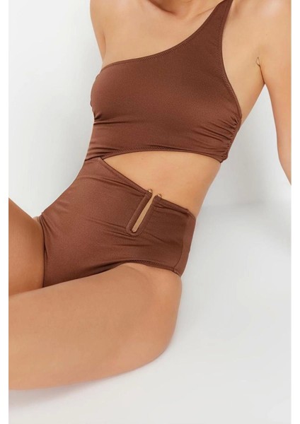 Kadın Moda Atma Kap Omzu Açık Carmen Yaka Kahverengi Tek Omuz Aksesuarlı Regular Mayokini fırsatları