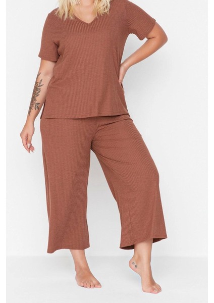 Tarz Rahat Büyük Beden Kısa Kollu Geniş Paça Fitilli Capri Boy Örme Pijama Takımı