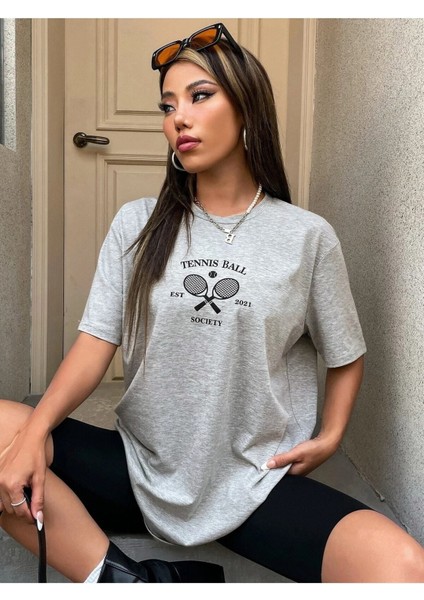 Tenis Raketi Baskılı Kadın Oversize Gri Salas T-Shirt Boyfriend fiyatları