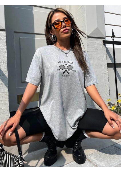 Tenis Raketi Baskılı Kadın Oversize Gri Salas T-Shirt Boyfriend fırsatları