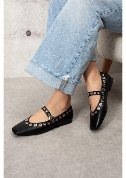 Czeslawa Kadın Babet Önden Bantlı Pimli Siyah Deri