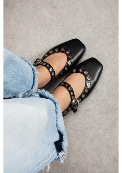 Czeslawa Kadın Babet Önden Bantlı Pimli Siyah Deri fiyatları