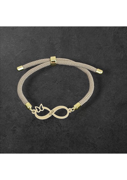 Altın Plakalı 14 Ayar Özel Sonsuzluk ve Kelebek Figürlü, Krem Renkli Örgü Det Ayıyla İsimli Bileklik, Anlam Dolu Tasarımıyla Gençlere ve Ergenlere Özel Bir Hediye!