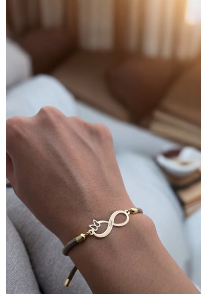 Altın Plakalı 14 Ayar Özel Sonsuzluk ve Kelebek Figürlü, Krem Renkli Örgü Det Ayıyla İsimli Bileklik, Anlam Dolu Tasarımıyla Gençlere ve Ergenlere Özel Bir Hediye! fiyatları