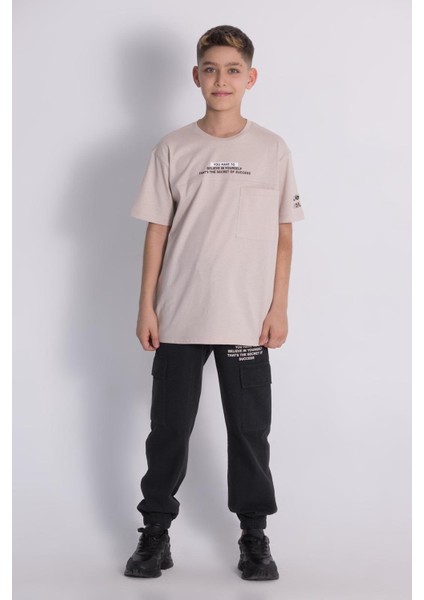 Erkek Çocuk Oversize Baskılı Tişört & Kargo Pantolon Takımı - Rahat & Şık Kombin