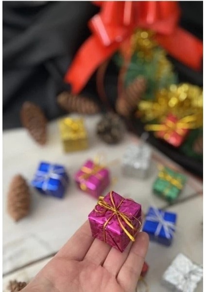 12 Li Yeni Yıl Yılbaşı Çam Ağacı Süs Seti 12 Adet Renkli Hediye Paketi Temalı 3 cm Noel yılbaşı Çam Ağacı Süsü