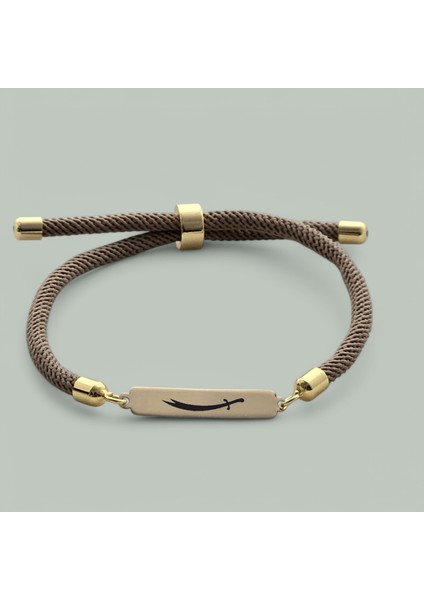 14 Ayar Plakalı Altın Özel Dikdörtgen Figürlü ve Kalp Desenli, Kahve Örgülü Det Ayıyla Zülfikar Bilekliği, Cesur ve Kararlı Duruşuyla Gençlere ve Ergenlere Anlamlı Bir Hediye!
