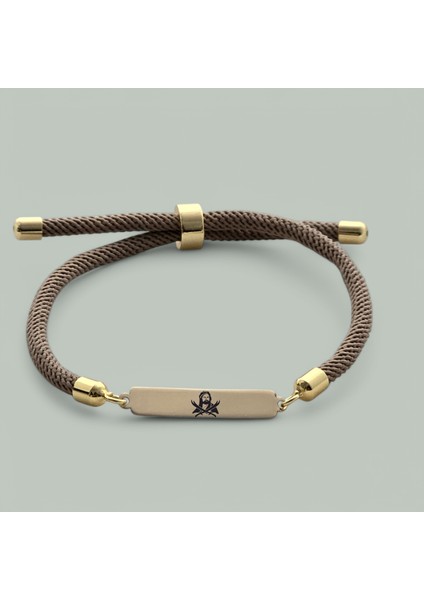 Altın Plakalı 14 Ayar Özel Dikdörtgen Figürlü ve Kalp Desenli, Kahve Örgülü Det Ayıyla Hz Ali Bilekliği, Manevi Derinliğiyle Gençlere ve Ergenlere Özel Bir Hediye!