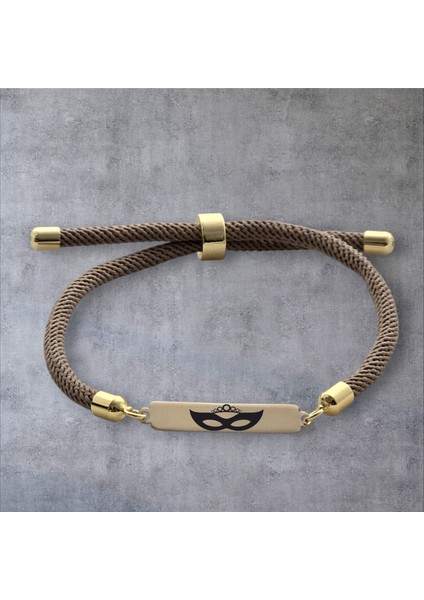 14 Ayar Altın Plakalı Özel Dikdörtgen Figürlü ve Kalp Desenli, Kahve Örgülü Det Ayıyla Balmaske Bilekliği, Zarif Tasarımıyla Gençlere ve Ergenlere Özel Bir Hediye!