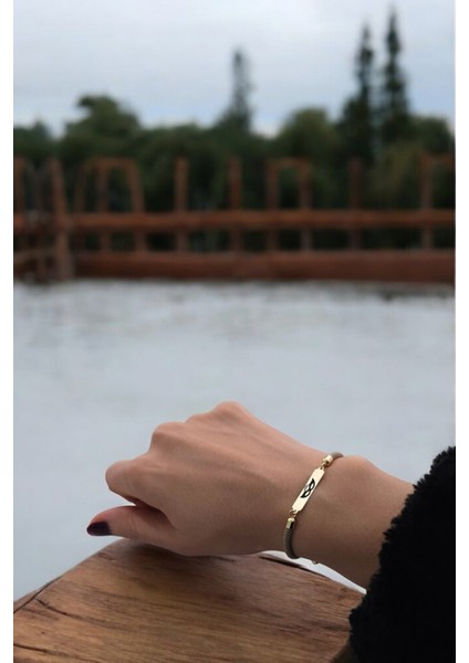 14 Ayar Altın Plakalı Özel Dikdörtgen Figürlü ve Kalp Desenli, Kahve Örgülü Det Ayıyla Balmaske Bilekliği, Zarif Tasarımıyla Gençlere ve Ergenlere Özel Bir Hediye! fiyatları