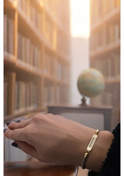 Altın Plakalı 14 Ayar Özel Dikdörtgen Figürlü ve Kalp Desenli, Kahve Örgülü Det Ayıyla Piyano Bilekliği, Müziğe Tutkulu Gençlere ve Ergenlere Sanatsal Bir Hediye! fiyatları