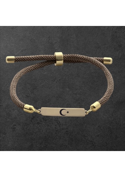 14 Ayar Altın Plakalı Özel Dikdörtgen Figürlü ve Kalp Desenli, Kahve Örgülü Det Ayıyla Ay Yıldız Bilekliği, Milli Gururu Yansıtan Gençlere ve Ergenlere Özel Bir Hediye!