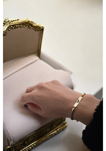 Altın Plakalı 14 Ayar Özel Dikdörtgen Figürlü ve Kalp Desenli, Kahve Örgülü Det Ayıyla Kartal Bilekliği, Özgürlüğü ve Gücü Temsil Eden Gençlere ve Ergenlere Güçlü Bir Hediye! fiyatları