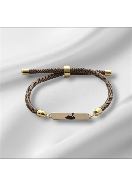 14 Ayar Plakalı Altın Özel Dikdörtgen Figürlü ve Kalp Desenli, Kahve Örgülü Det Ayıyla Kuğu Bilekliği, Zarif ve Şık Tasarımıyla Gençlere ve Ergenlere Şık Bir Hediye!