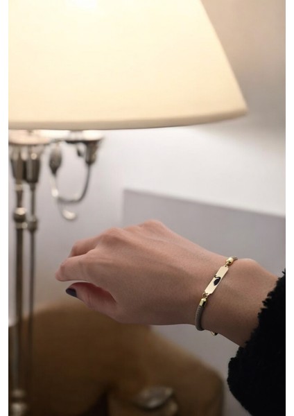 14 Ayar Plakalı Altın Özel Dikdörtgen Figürlü ve Kalp Desenli, Kahve Örgülü Det Ayıyla Kuğu Bilekliği, Zarif ve Şık Tasarımıyla Gençlere ve Ergenlere Şık Bir Hediye! fiyatları