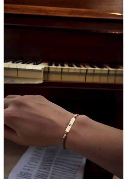 14 Ayar Altın Plakalı Özel Dikdörtgen Figürlü ve Kalp Desenli, Kahve Örgülü Det Ayıyla Peri Bilekliği, Gençlere ve Ergenlere H Ayal Gücünü Besleyen Bir Hediye! fiyatları