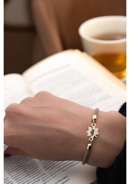 14 Ayar Altın Plakalı Özel Yaprak Figürlü, Kahverengi Örgülü Det Ayıyla Kraliçe Bilekliği, Asil Tasarımıyla Gençlere ve Ergenlere Özel Etkileyici Bir Hediye! fiyatları