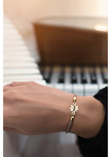 14 Ayar Altın Plakalı Özel Yaprak Figürlü, Kahverengi Örgülü Det Ayıyla Balmaske Bilekliği, Gençlere ve Ergenlere Zarif Bir Hediye! fiyatları