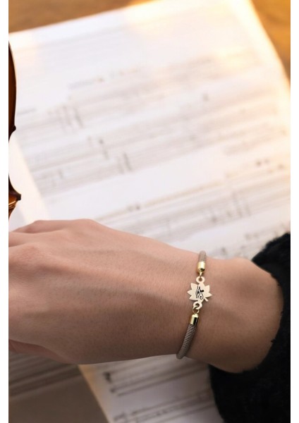 14 Ayar Plakalı Altın Özel Yaprak Figürlü, Kahverengi Örgü Det Ayıyla Serbest Sembollü Bilekliği, Gençlere ve Ergenlere Özel Özgürlüğü Simgeleyen Modern Bir Hediye! fiyatları