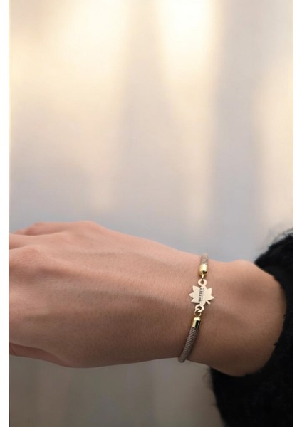 14 Ayar Altın Plakalı Özel Yaprak Figürlü, Kahverengi Örgülü Det Ayıyla Piyano Bilekliği, Sanatsal Bir Dokunuşla Gençlere ve Ergenlere Özel Zarif Bir Hediye! fiyatları