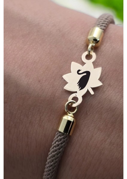 Altın Plakalı 14 Ayar Özel Yaprak Figürlü, Kahverengi Örgülü Det Ayıyla Kuğu Bilekliği, Gençlere ve Ergenlere Özel Zarif ve Şık Bir Hediye! fiyatları