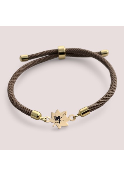 Altın Plakalı 14 Ayar Özel Yaprak Figürlü, Kahverengi Örgülü Det Ayıyla Peri Bilekliği, Masalsı Bir Tasarımla Gençlere ve Ergenlere Özel Bir Hediye!