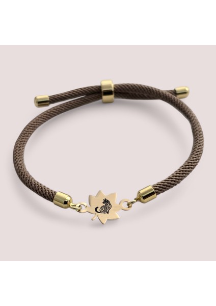 14 Ayar Altın Plakalı Özel Yaprak Figürlü, Kahverengi Örgülü Det Ayıyla Bileklik, Tatlı ve Sempatik Tasarımıyla Gençlere ve Ergenlere Özel Bir Hediye!