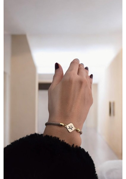 Altın Plakalı 14 Ayar Özel Eşkenar Dörtgen Figürlü, Kahverengi Örgü Det Ayıyla Zülfikar Bilekliği, Gençlere ve Ergenlere Tarihi Dokusuyla Etkileyici Bir Hediye! fiyatları