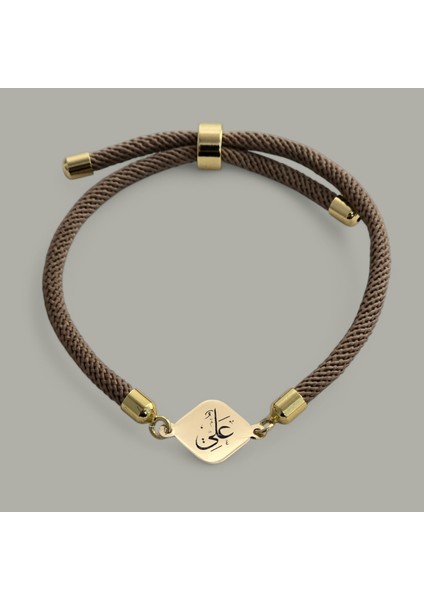 14 Ayar Altın Plakalı Özel Eşkenar Dörtgen Figürlü, Kahverengi Örgü Det Ayıyla Hz Ali Bilekliği, Gençlere ve Ergenlere Anlam ve Derinlik Taşıyan Zarif Bir Hediye!