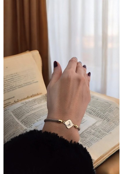 14 Ayar Altın Plakalı Özel Eşkenar Dörtgen Figürlü, Kahverengi Örgü Det Ayıyla Hz Ali Bilekliği, Gençlere ve Ergenlere Anlam ve Derinlik Taşıyan Zarif Bir Hediye! fiyatları