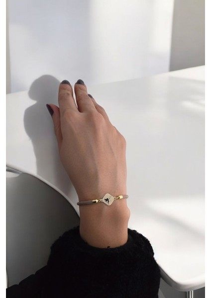 Altın Plakalı 14 Ayar Özel Eşkenar Dörtgen Figürlü, Kahverengi Örgü Det Ayıyla Peri Bilekliği, Gençlere ve Ergenlere Masalsı Bir Atmosfer Sunan Özel Bir Hediye! fiyatları