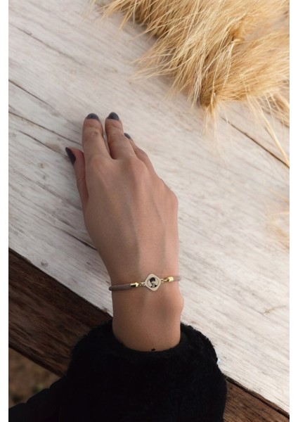 Altın Plakalı 14 Ayar Özel Eşkenar Dörtgen Figürlü, Kahverengi Örgü Det Ayıyla Atatürk Bilekliği, Gençlere ve Ergenlere Özgürlüğü Temsil Eden Anlamlı Bir Hediye! fiyatları