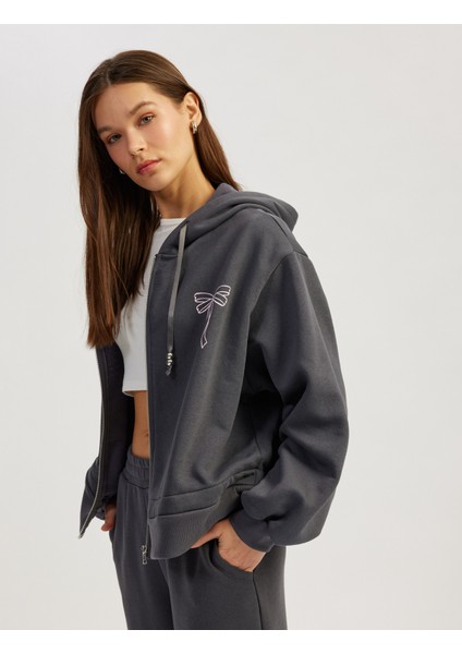 Uzun Kollu Kapüşonlu Fermuarlı Arkası Baskılı Sweatshirt