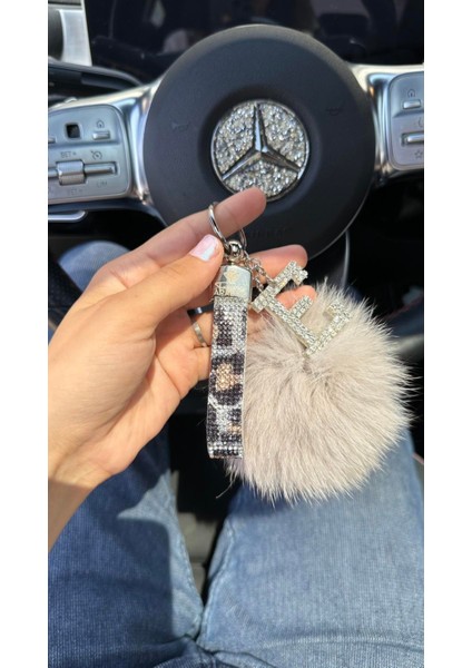 Leopar Taşlı, Gümüş Harfli, Krem Tilki Tüyü Ponponlu Anahtarlık