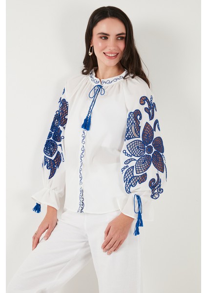 Nakışlı Oversize Fit Bağlamalı Hakim Yaka Gömlek Bayan Gömlek 676206 fırsatları