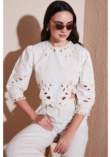 Ajurlu ve Nakış Işlemeli Pamuklu Slim Fit Bisiklet Yaka Crop Bluz Bayan Bluz 676215