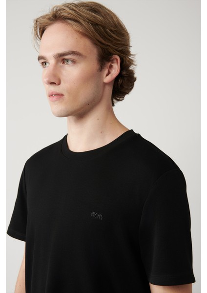 Erkek Siyah Bisiklet Yaka Sırt Ve Göğsü Logo Baskılı T-shirt B001040