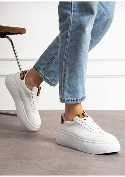 Kadın Sneaker Beyaz Yüksek Taban Bağcıklı Spor Ayakkabı Leopar Desenli Azin