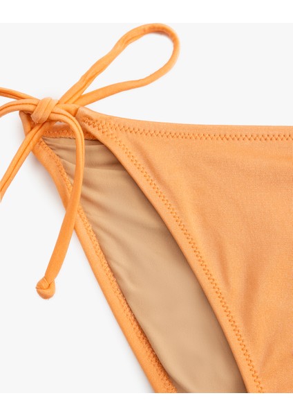 Astarlı Parlak Yanları Bağlamalı Ipli Bikini Altı