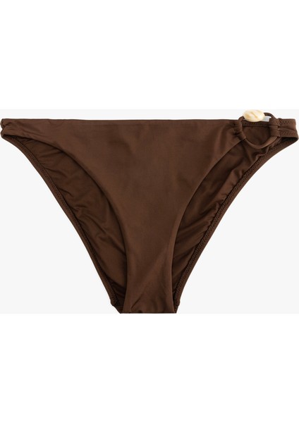 Astarlı Aksesuar Detaylı Bikini Altı