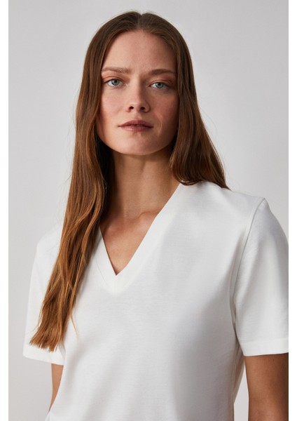 Alıne Kadın Pamuk Derin V Yakalı Comfort Fit Beyaz T-Shirt