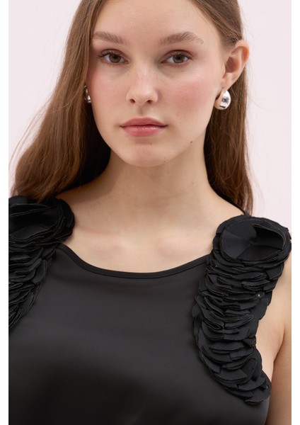 Çiçek Motifli Bisiklet Yaka Bluz Siyah Y2513029_001 fırsatları