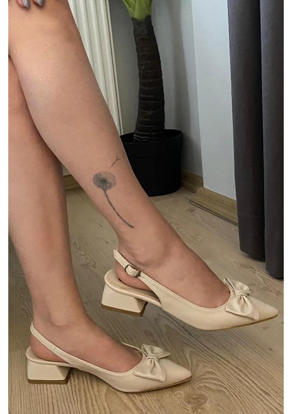 Pola Krem Cilt Arkası Acık Sivri Burun Fiyoklu Detaylı 4 cm Topuklu Ayakkabı