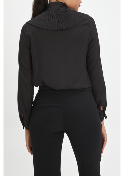 Kadın Pilise Detaylı Bluz - Yaka Tasarımıyla Zarif ve Özgün Şıklık - Günlük ve Özel Günler Için Ideal Bluz fırsatları