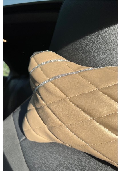 Krem Kapitone Deri Gümüş Taş Şeritli Boyun Yastığı fiyatları