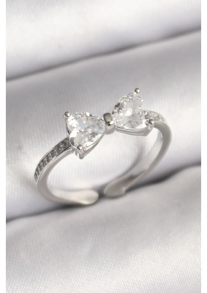 Pirinç Gümüş Renk Zirkon Taşlı Kalp Fiyonk Model Kadın Yüzük