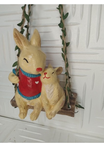 Salıncakta Büyükyavrulu Tavşan Dekoratif Biblo Heykel Hediyelik Bahçe Dekorasyon Süsleme