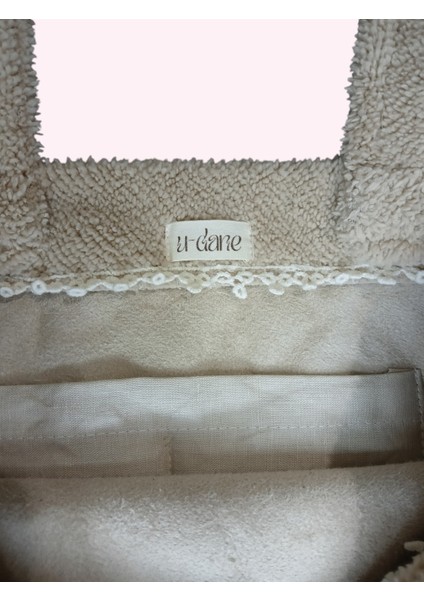 Krem-Kahverengi Pvc Cep Detaylı Peluş Kol Çantası modelleri